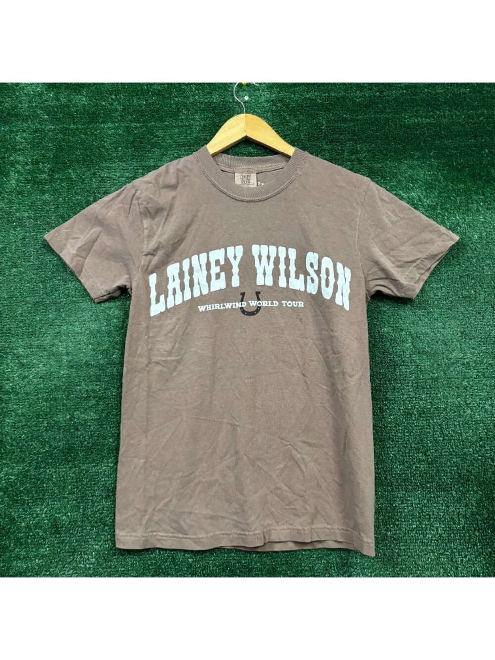 Lainey Wilson tan T-Shirt Size Small